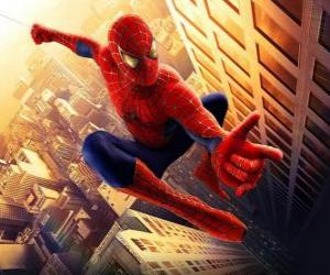 пазл Человек-паук прыжки между зданиями города с его размахивая паука